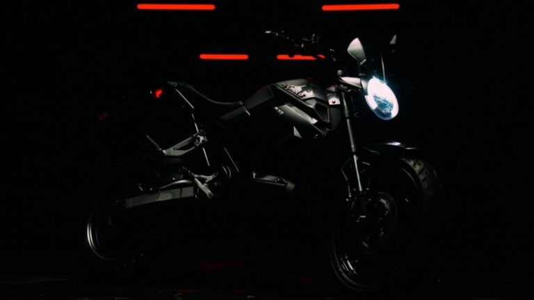 Rough yet suave, the mXmoto MX9 guarantees 140 km on a single charge—your perfect electric bike 15 mXmoto MX9
