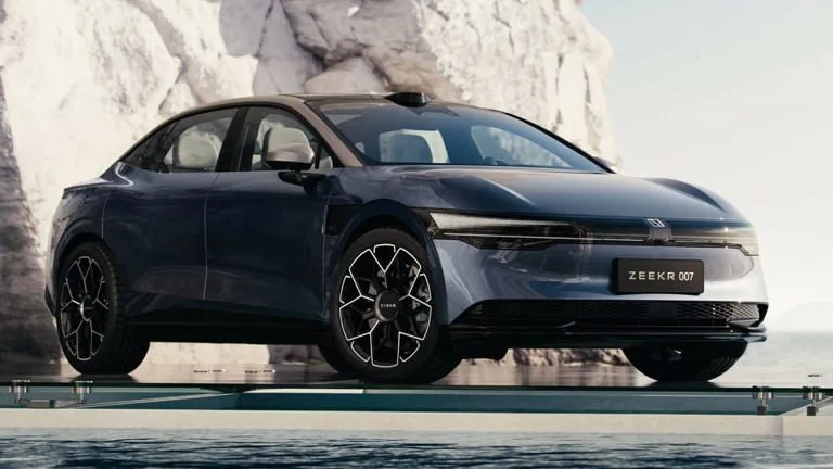 Golden’ EV Battery in the 007 Sedan: A Sustainable Alternative to Lithium 2 ZEEKR's 007 sedan